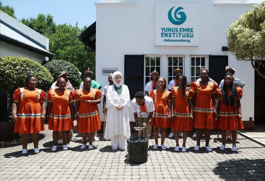 Cumhurbaşkanı Recep Tayyip Erdoğan’ın eşi Emine Erdoğan: “Türkiye’nin sesini ve Türkçenin inceliğini tanıtan Yunus Emre Enstitüsünü Johannesburg’ta ziyaret etmekten memnuniyet duydum”
