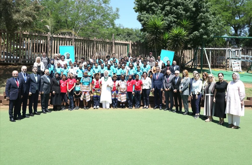 Güney Afrika’daki Uluslararası Maarif Okulu’nu ziyaret eden Emine Erdoğan öğrencilerle buluştu “Toplumlar arası köprülerin güçlenmesini diliyorum”