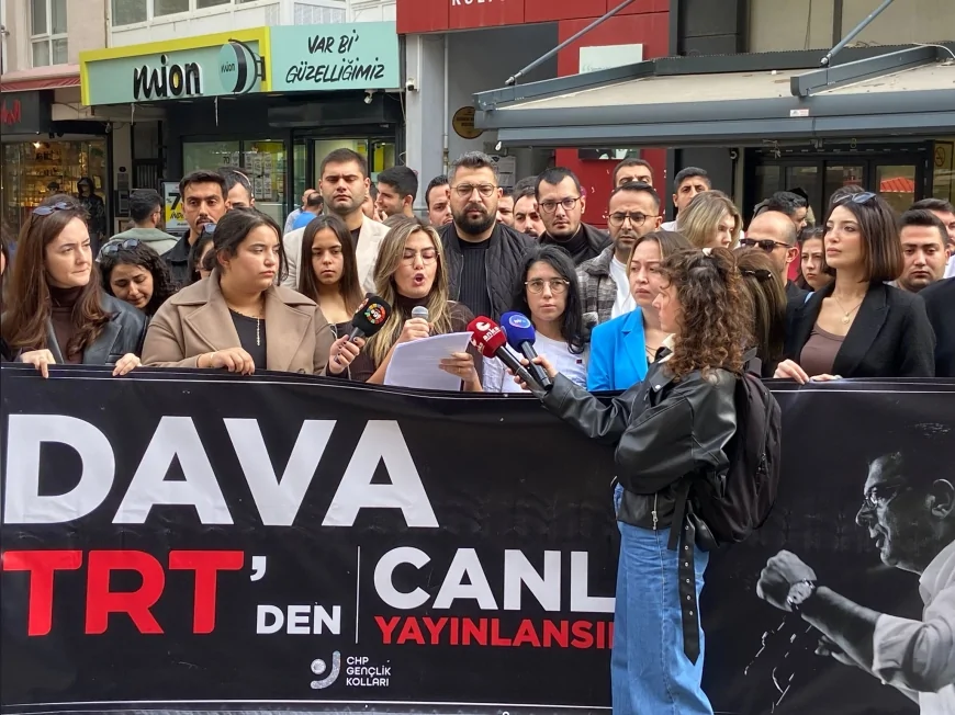 CHP İzmir Gençlik Kolları Kıbrıs Şehitleri Caddesinde İmamoğlu Davasının TRT’den Canlı Yayınlanması İçin Ortak Çağrı Yaptı