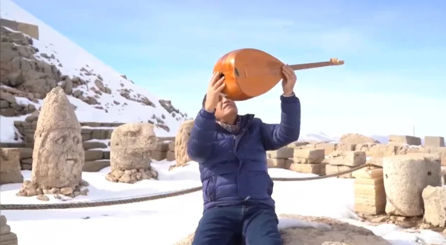 Nemrut Dağı’nda türkücü Aydın Aydın yapay zekânın meslekleri tehdit ettiği gerekçesiyle sazını taşlara vurarak parçaladı
