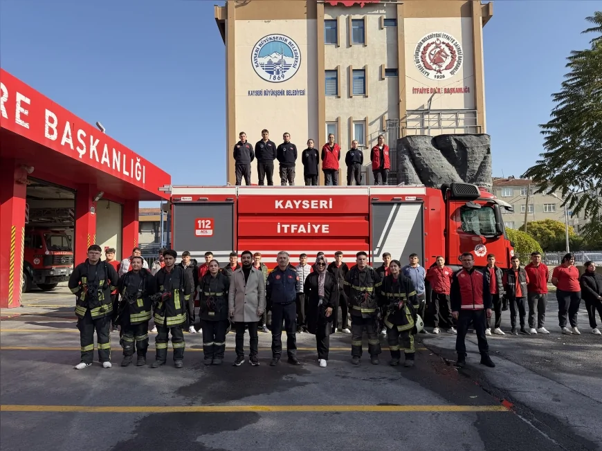 Kayseri Büyükşehir İtfaiyesi 51 Stajyer Lise Öğrencisine Uygulamalı Eğitim Sunarak Mesleki Hazırlığı Destekliyor