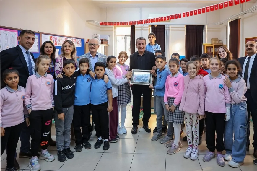 Efeler Belediye Başkanı Anıl Yetişkin Gazipaşa İlkokulu’nda Öğretmenler Günü Ziyaretinde Duygusal Anlar Yaşadı