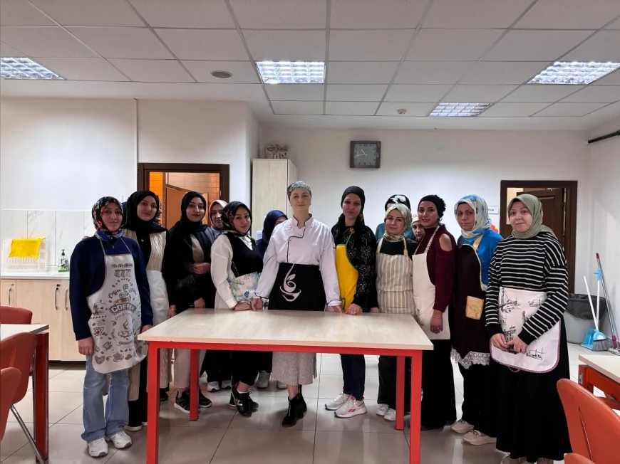 Pursaklar Hanım Evlerinde Kursiyerlerin Hazırladığı Sürprizler Öğretmenler Gününde Duygusal Anlara Sahne Oldu