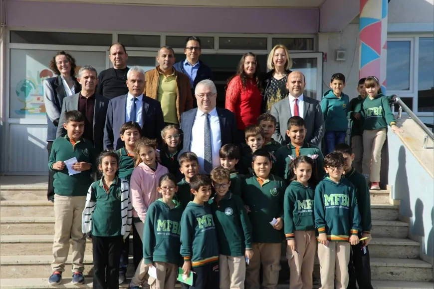 Edremit’te 24 Kasım Öğretmenler Günü için tüm okullara yapılan kapsamlı ziyaretlerde Başkan Mehmet Ertaş öğretmenlerle buluştu