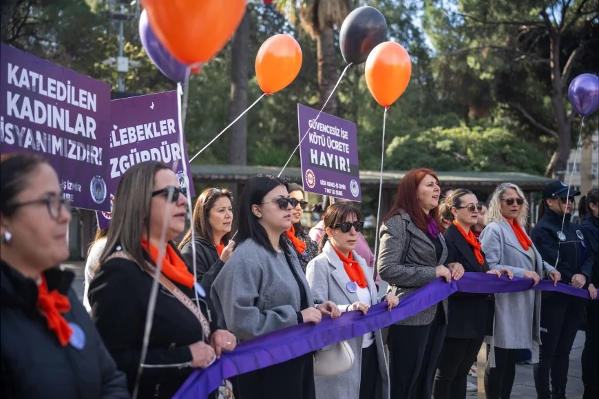 Bornova’da 25 Kasım kapsamında düzenlenen geniş katılımlı programda söyleşiler, paneller, belgesel ve tiyatro etkinlikleriyle kadına yönelik şiddete karşı güçlü dayanışma mesajı verildi