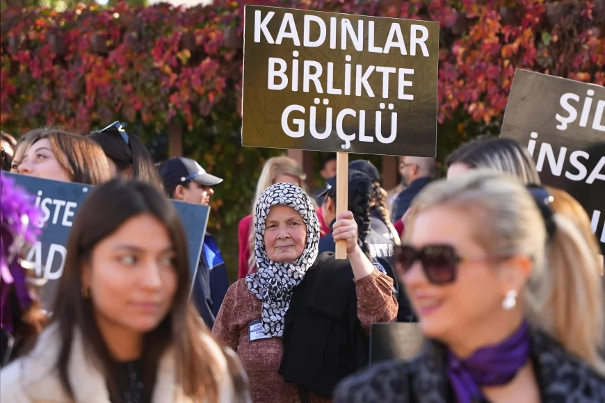 Kemalpaşa’da Kadınlardan 25 Kasım Yürüyüşünde “Şiddete Hayır” Mesajını Öne Çıkan Güçlü Katılımla Duyurdu