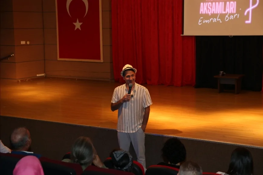 Çiğli’de Öğretmenler Günü Kutlamasında Emrah Bari Sahne Aldı ve Fakir Baykurt Salonu Kahkaha Dolu Bir Geceye Ev Sahipliği Yaptı