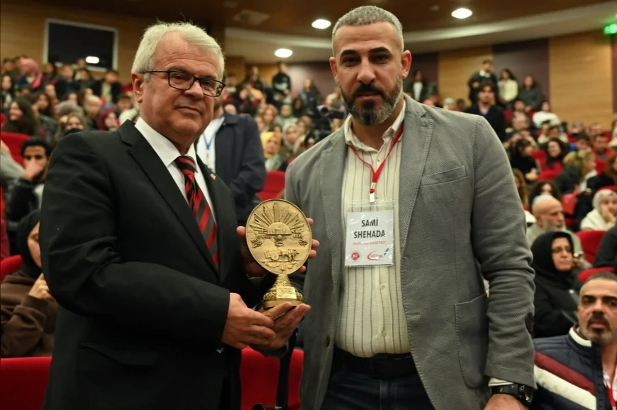 Filistinli Gazeteci Sami Shehada Kastamonu’daki Konferansta Gazze’de Yaşanan Zulmü Anlattı ve Katılımcılar Tarafından Dakikalarca Ayakta Alkışlandı