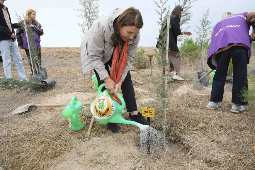 Adana’da 16 Günlük Aktivizm Takvimi Kapsamında Fidan Dikimi ve Mor-Turuncu Balon Etkinliğiyle Kadına Şiddete Karşı Güçlü Mesaj Verildi