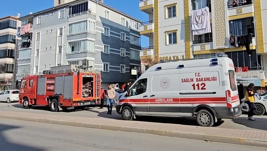 Çorum Gülabibey Mahallesi’ndeki Apartmanda Çıkan Yangında 7’si Çocuk 9 Kişi Dumandan Etkilenerek Hastaneye Kaldırıldı