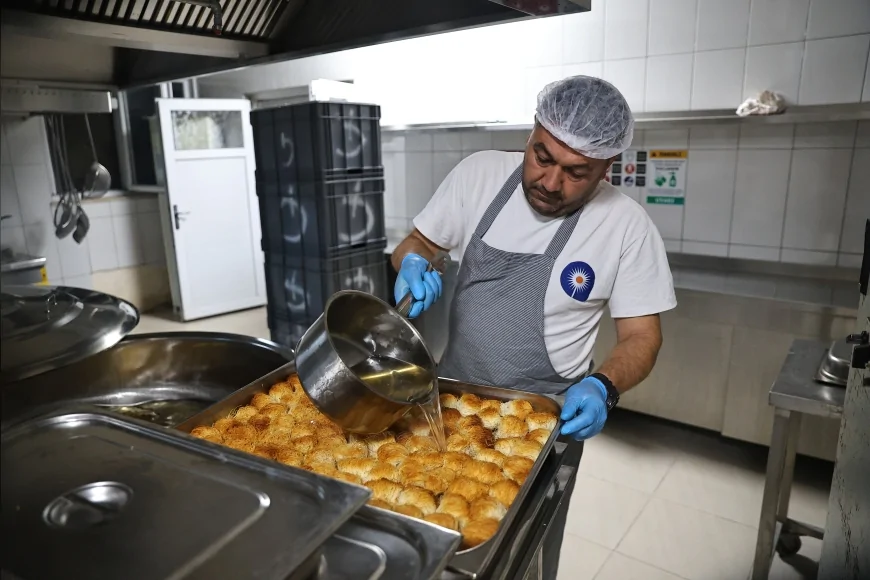 Alanya Aşevi’nin günlük 600 öğün sıcak yemek hizmeti 209 haneye ulaşarak ilçede sosyal destek çalışmalarını genişletiyor