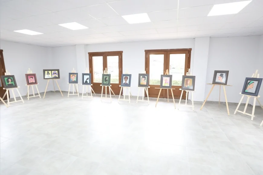 Menderes’te Otizmli Ressam Tuğcan Çobanoğlu Kadın Figürlerinden Oluşan Yeni Sergisini Yoğun İlgiyle Açtı