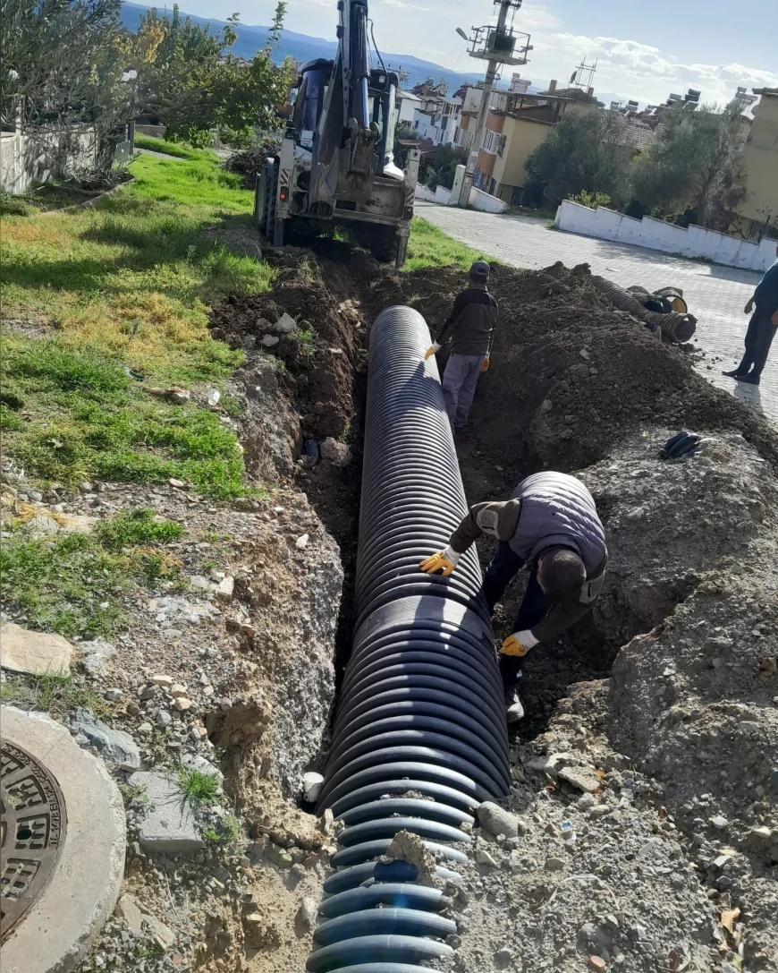 Edremit’te Kışa Hazırlık Çalışmaları Hızlandı Narlı Mahallesi’nde Yağmursuyu Hattı Döşemesi Sürdürülüyor