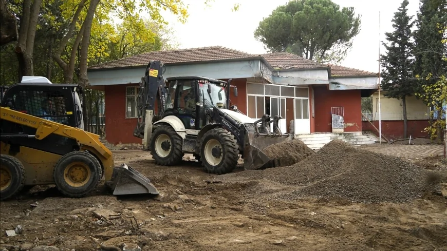 Yunusemre’de Emekli Kafe için çalışmalar hızlandı ve Laleli’deki alanda tadilat süreci yoğun şekilde sürüyor