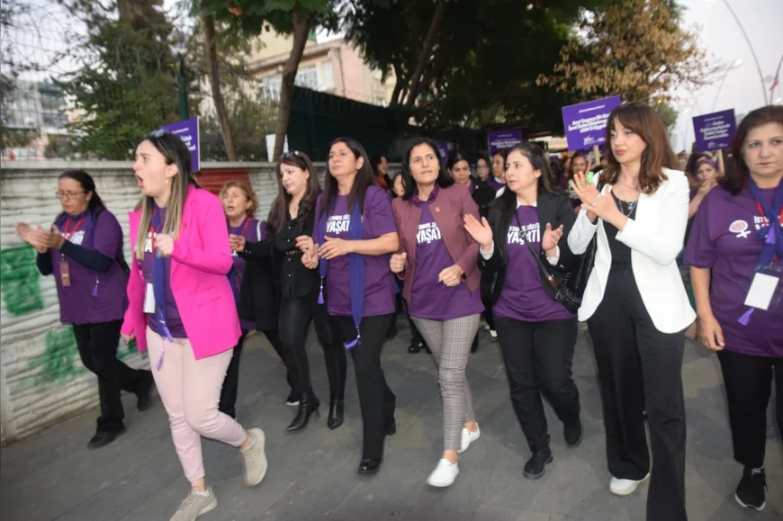 CHP ADANA KADIN KOLLARI 25 KASIM’DA KADIN CİNAYETLERİNE KARŞI YÜRÜYÜŞ VE OTURMA EYLEMİYLE ŞİDDETE DİKKAT ÇEKTİ