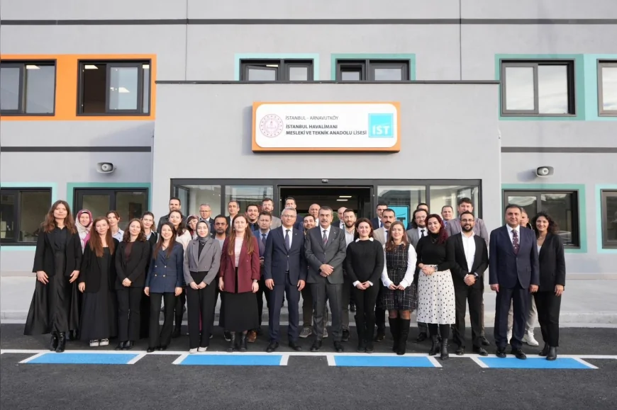 Millî Eğitim Bakanı Yusuf Tekin İstanbul Havalimanı Mesleki ve Teknik Anadolu Lisesinde Havacılık Projelerini İnceledi ve Öğrencilerle Bir Araya Geldi