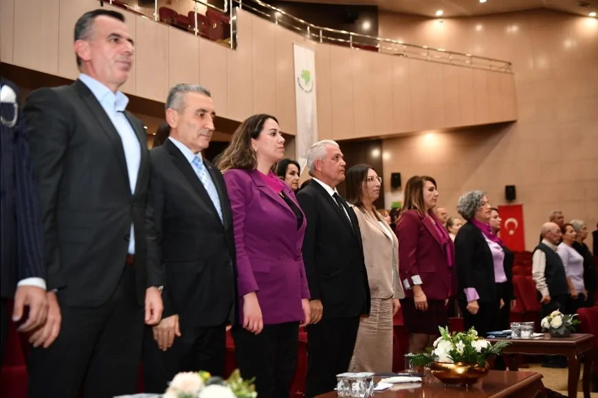 Mamak’ta 25 Kasım Kadına Yönelik Şiddetle Mücadele Programı Sanat, Dayanışma ve Toplumsal Mesajlarla Yoğun Katılımla Gerçekleştirildi