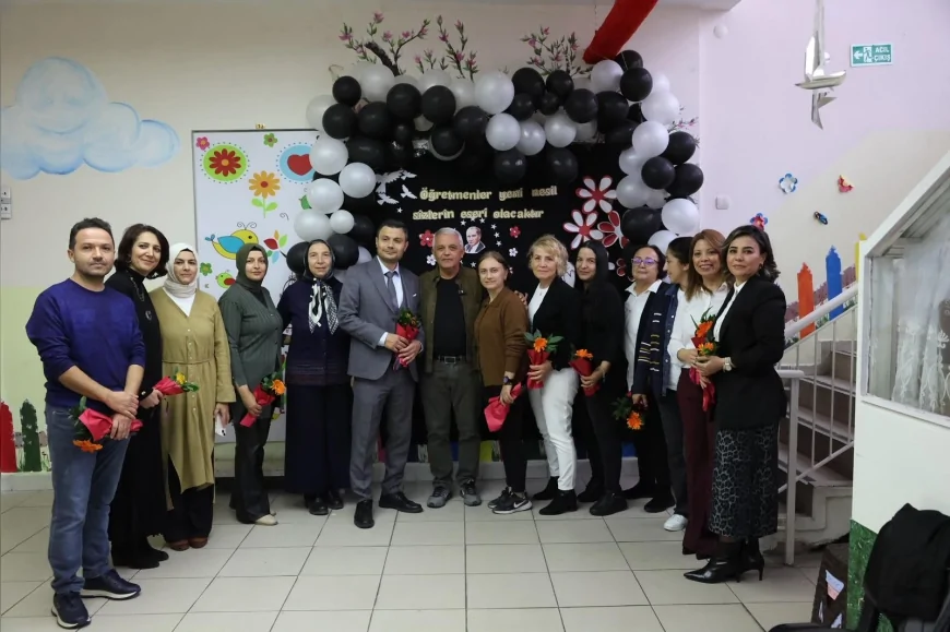 Mamak Belediye Başkanı Veli Gündüz Şahin: “Atatürk’ün Aydınlık Yolunda Yürümeye Söz Veriyoruz” Mesajıyla 24 Kasım Öğretmenler Günü Ziyaretini Gerçekleştirdi