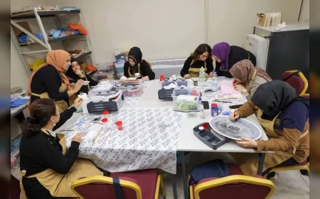 Başiskele’de BAŞMEK Çini ve Seramik Atölyesinde Kursiyerler Geleneksel Sanatın İnceliklerini Ustalıkla Öğreniyor