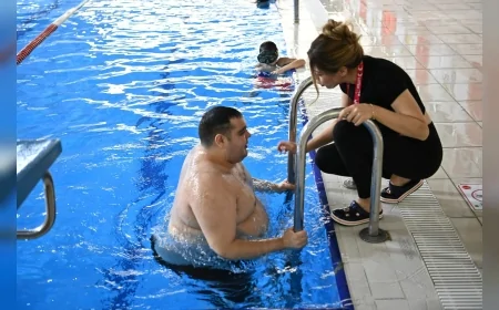 Mamak Belediyesi’nin Engelli Bireylere Özel Yüzme Eğitimleri Mamak Yüzme Havuzu ve Spor Kompleksi’nde Kademeli Programlarla Sürdürülüyor
