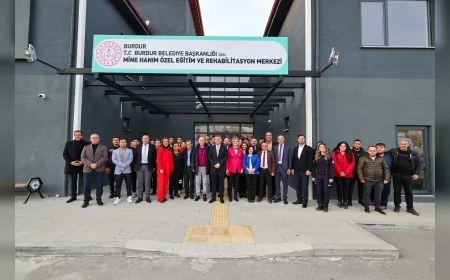 Burdur Belediyesi Mine Hanım Özel Eğitim ve Rehabilitasyon Merkezi 1 Yılında Düzenlenen Programda Engelliler Günü Mesajlarıyla Birlikte Kutlandı