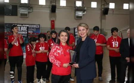 Çiğli’de Görme Engelli Sporcuların Mücadelesi Golbol Turnuvasıyla 3 Aralık Dünya Engelliler Günü’nde Geniş Katılımla Kutlandı