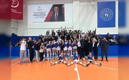 Gökkuşağı Koleji Ortaokul Yıldız Kız Voleybol Takımı Antalya Finalinde Namağlup Serisini Sürdürerek Şampiyonluğa Ulaştı