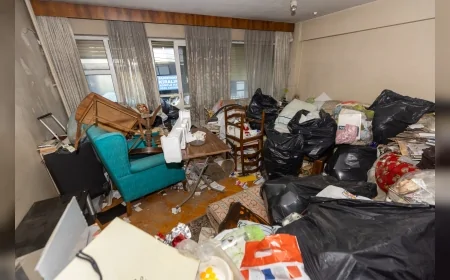 Konak Belediyesi’nin Alsancak’taki çöp ev operasyonunda 4 kamyon dolusu yaklaşık 10 ton atık çıkarıldı