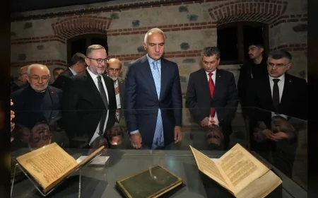 Mevlânâ’nın 700 Yıllık Mesnevî Mirasını Buluşturan “Mana ve Nakış” Sergisi Rami Kütüphanesi’nde Dünyada İlk Kez Ziyaretçilerine Açıldı