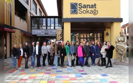 Eskişehir’de Düzenlenen “Cumhuriyet Kadını ve Giysilerle Anılar” Atölyesi Cumhuriyet Dönemi Moda Belleğini Mini Defileyle Günümüze Taşıdı