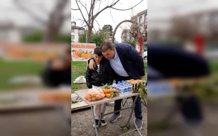 Seferihisar’da 9 Yaşındaki Ferit’in Mandalina Standı Büyük İlgi Görürken Sokak Hayvanlarına Desteği Şenlikte Özel Yerle Ödüllendirildi