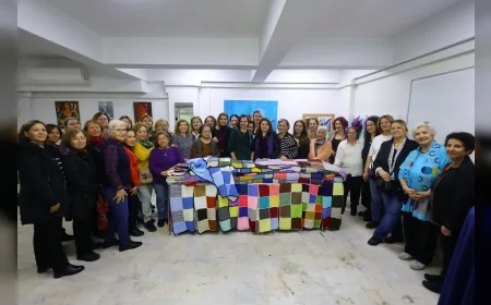 Karabağlar Belediyesi Nokta İleri Yaş Alma Merkezi’nde Örgü Parçaları Bir Araya Getirilerek Kadın Dayanışmasıyla Umuda Dönüşen Battaniyeler Hazırlandı