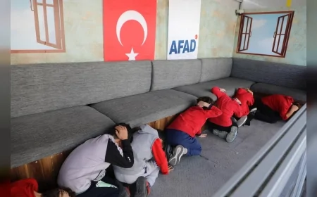 Manisa’da Deprem Simülasyon Tırı Eğitim Programı Yunusemre’de Başladı ve 14 Aralık’a Kadar İl Genelinde Uygulamalı Eğitim Verecek