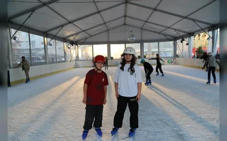 Marmaris Belediyesi’nin Yeni Yıl Festivali’nde Buz Pisti Açıldı: Çocuklar ve Aileler Eğlencenin Tadını Çıkarıyor