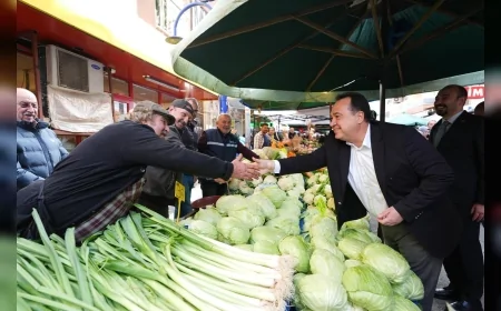 Manisa Büyükşehir Belediye Başkanı Besim Dutlulu Karaköy Pazarı’ndaki ziyaretinde esnafın taleplerini dinleyerek “Manisa’nın sorunlarını çözeceğiz, herkes nefes alacak” dedi