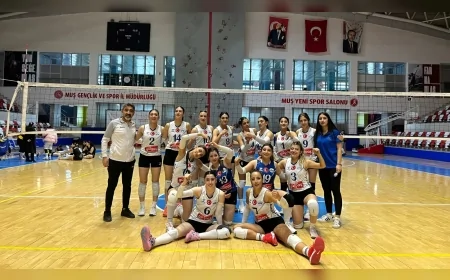 Elazığ Belediyespor Kadın Voleybol Takımı Muş Yeni Spor Salonu’ndaki karşılaşmada üstün performansla 3-0 kazanarak liderliğini pekiştirdi