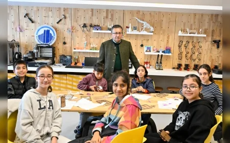 Altındağ Belediye Başkanı Veysel Tiryaki Alev Alatlı Bilim Merkezi’nde atölyeleri inceleyerek “Gençlerimizin merakı ve ilgisi geleceğe umut veriyor” dedi