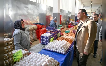 BORNOVA BELEDİYE BAŞKANI ÖMER EŞKİ İNÖNÜ MAHALLESİ PAZARYERİ’NDE DENETİM YAPARAK “DÜZENLİ VE TEMİZ PAZAR KÜLTÜRÜNÜ BİRLİKTE OLUŞTURACAĞIZ” MESAJI VERDİ