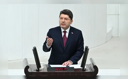 Adalet Bakanı Yılmaz Tunç: “Milletin bahçesi hâline gelen yargı sistemiyle Türkiye Yüzyılı’na darbe ürünü Anayasa’yla değil yeni bir toplumsal sözleşmeyle girmek istiyoruz”