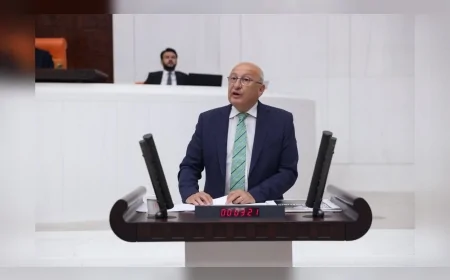CHP’li Utku Çakırözer: “Türk pasaportu ikinci sınıf muamele görürken siz AB fonlarını yandaş vakıflara yağdırıyorsunuz”