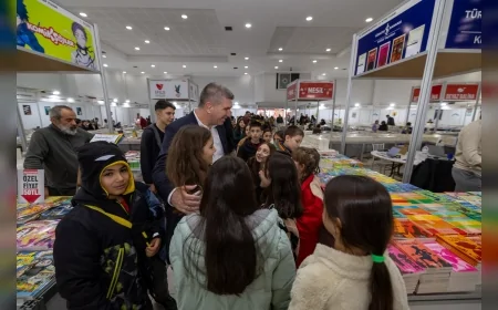 Burdur Belediye Başkanı Ali Orkun Ercengiz 13’üncü Kitap Fuarı’nda Stantları Gezerek Vatandaşlarla Buluştu
