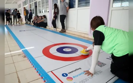 Antalya Büyükşehir Belediyesi, Milli Eğitim ve sivil toplum iş birliğiyle kız çocuklarını Floor Curling sporu ile buluşturdu