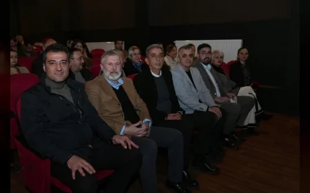 Giresun Belediyesi Şehir Tiyatrosu’ndan Yeni Sezon Galası: “Mikenden Kız Kaçırma ya da Troya Faciası” Seyirciyle Buluştu