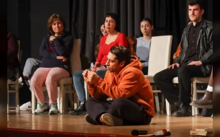 Bora Akkaş’ın Tek Kişilik Oyunu “Harika Şeyler Listesi” Yalova’da Sanatseverlerle Buluştu