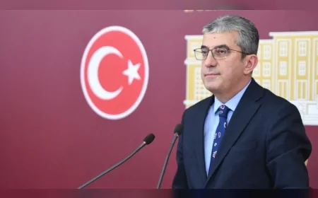 CHP’li Gökhan Günaydın: “AKP kendi enkazını alkışlıyor, bütçe faize gidiyor, halkın derdi konuşulmuyor”