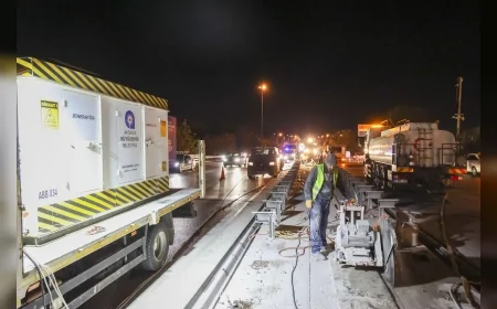 Antalya Büyükşehir Belediyesi İller Bankası Kavşağı’nda Gece Mesaisiyle Şerit Sayısını Artırıyor