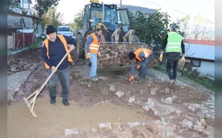 Yalova Belediyesi Fen İşleri Müdürlüğü Mustafakemalpaşa Mahallesi’nde Parke Yol Bakım ve Onarım Çalışmalarını Sürdürüyor