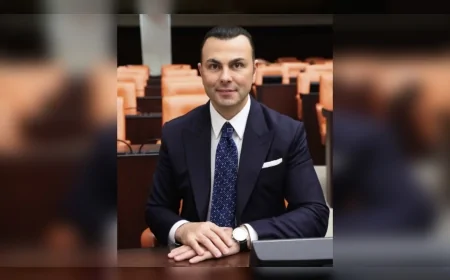 AK Parti İstanbul Milletvekili Seyithan İzsiz: “Bir cümle de emanettir, bu Meclis ayrılığı değil kardeşliği büyütmelidir”