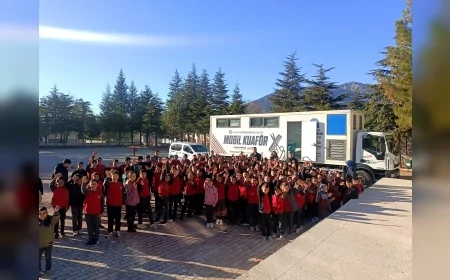 Antalya Büyükşehir Belediyesi Mobil Kuaför Tırı Elmalı ve Kaş’ta Öğrenciler İçin Hizmet Verdi
