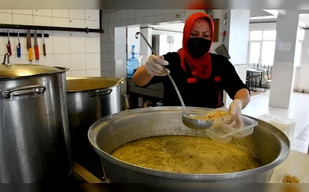 İznik Belediyesi’nden 365 Gün Kesintisiz Sıcak Yemek Desteği: “Hiçbir Hemşerimiz Yalnız Değil”